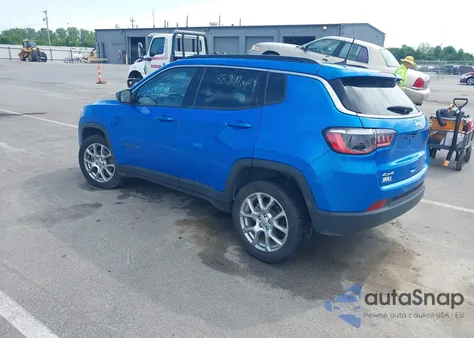 2022 Jeep Compass Latitude Lux 4X4 z USA, uszkodzony, nr VIN 3C4NJDFB1NT142337